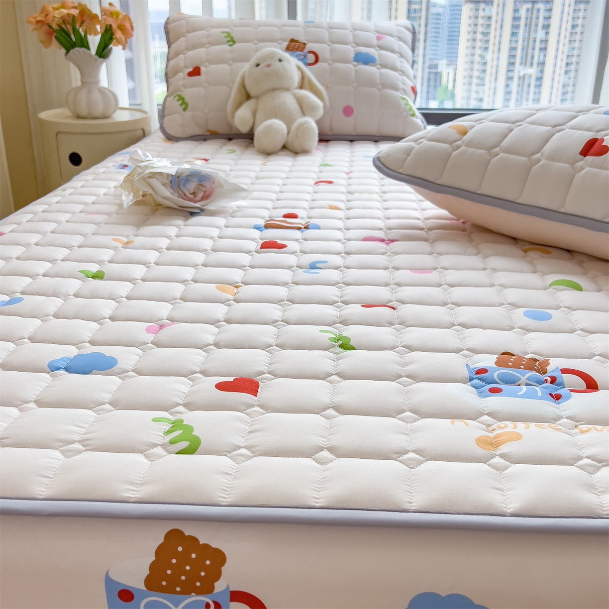 91家纺网 家纺一手货源 找家纺 雯豆家纺 2025四季款新品夹棉床笠三件套水洗棉磨毛小清新印花床垫保护套 甜甜心事