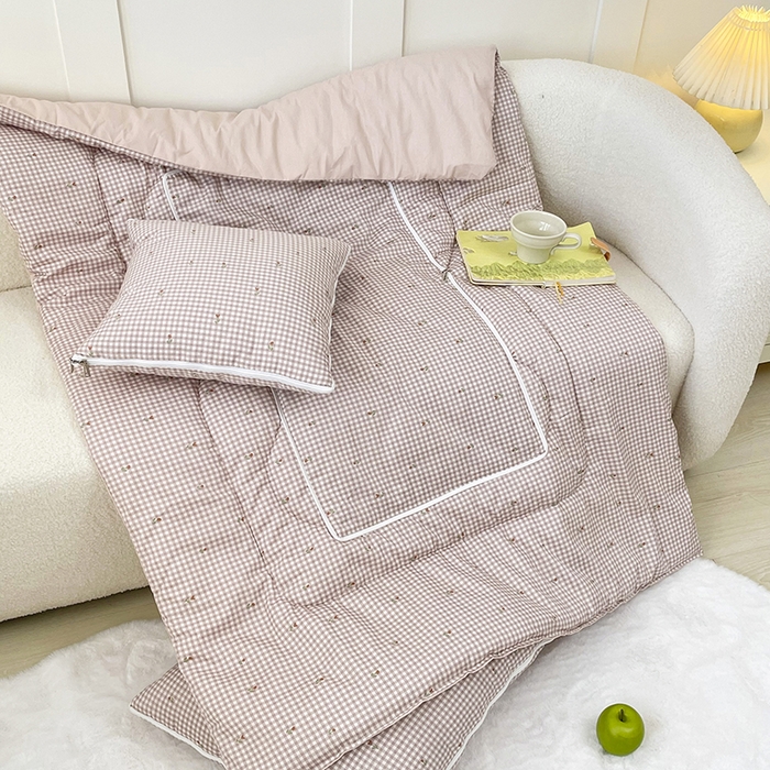 91家纺网 家纺一手货源 找家纺 番茄+ 2025新款13370全棉印花卡通抱枕被 粉格小花咖