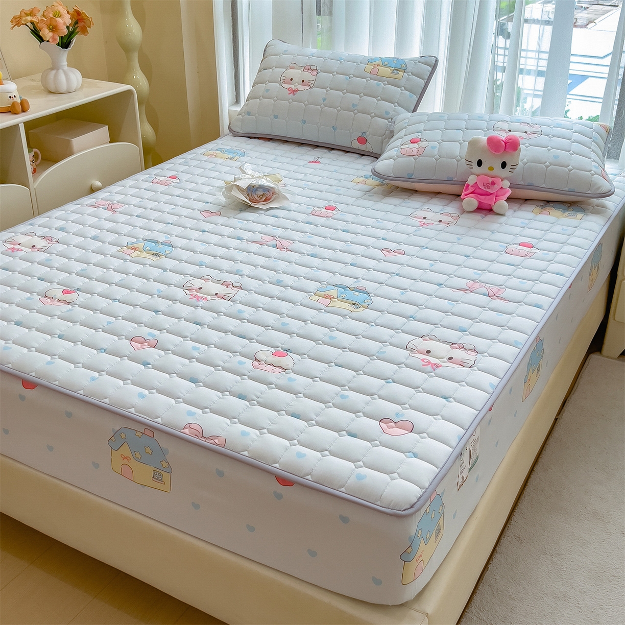 91家纺网 家纺一手货源 找家纺 雯豆家纺 2025四季款新品夹棉床笠三件套水洗棉磨毛小清新印花床垫保护套 假日猫咪