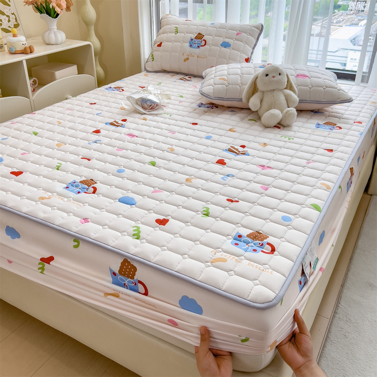 91家纺网 家纺一手货源 找家纺 雯豆家纺 2025四季款新品夹棉床笠三件套水洗棉磨毛小清新印花床垫保护套 甜甜心事