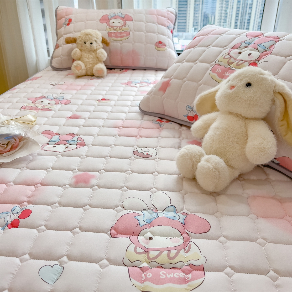 91家纺网 家纺一手货源 找家纺 雯豆家纺 2025四季款新品夹棉床笠三件套水洗棉磨毛小清新印花床垫保护套 可爱兔