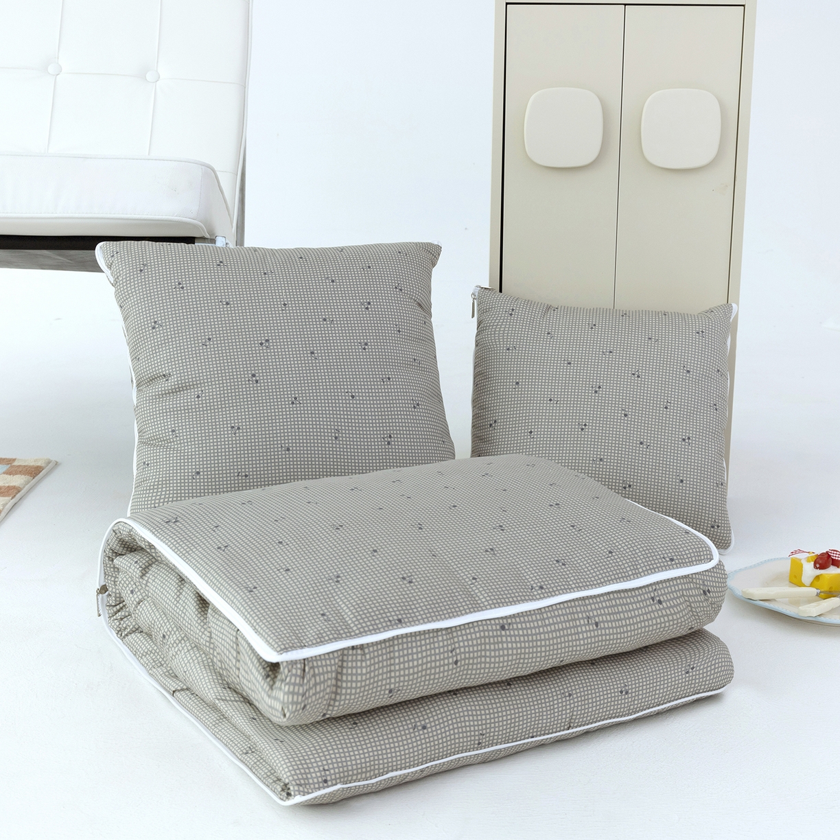 91家纺网 家纺一手货源 找家纺 番茄+ 2025新款13370全棉印花卡通抱枕被 樱桃格蓝