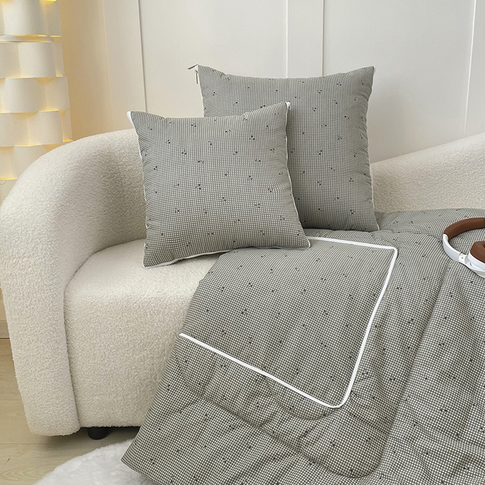 91家纺网 家纺一手货源 找家纺 番茄+ 2025新款13370全棉印花卡通抱枕被 樱桃格蓝