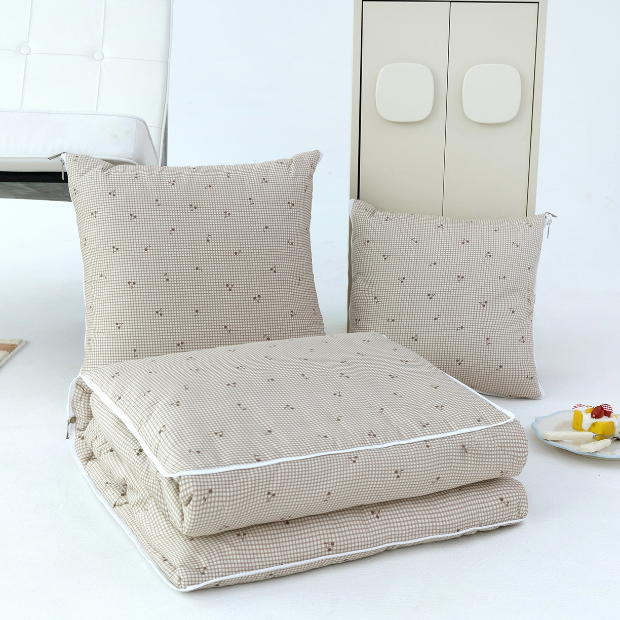 91家纺网 家纺一手货源 找家纺 番茄+ 2025新款13370全棉印花卡通抱枕被 樱桃格可可