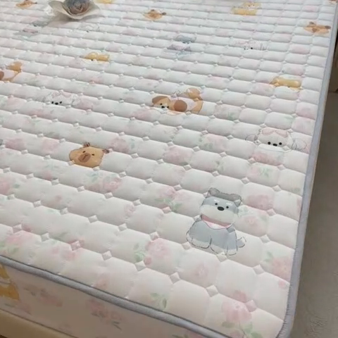 91家纺网 家纺一手货源 找家纺 雯豆家纺 2025四季款新品夹棉床笠三件套水洗棉磨毛小清新印花床垫保护套 动物派对