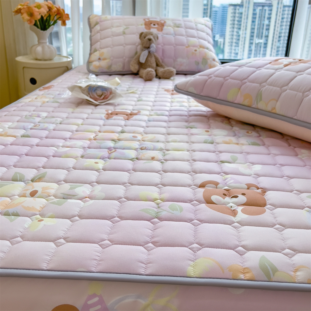 91家纺网 家纺一手货源 找家纺 雯豆家纺 2025四季款新品夹棉床笠三件套水洗棉磨毛小清新印花床垫保护套 星愿小熊