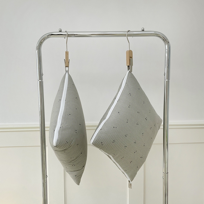 91家纺网 家纺一手货源 找家纺 番茄+ 2025新款13370全棉印花卡通抱枕被 樱桃格蓝