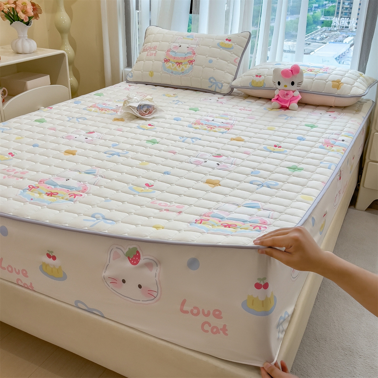 91家纺网 家纺一手货源 找家纺 雯豆家纺 2025四季款新品夹棉床笠三件套水洗棉磨毛小清新印花床垫保护套 嘟嘟猫