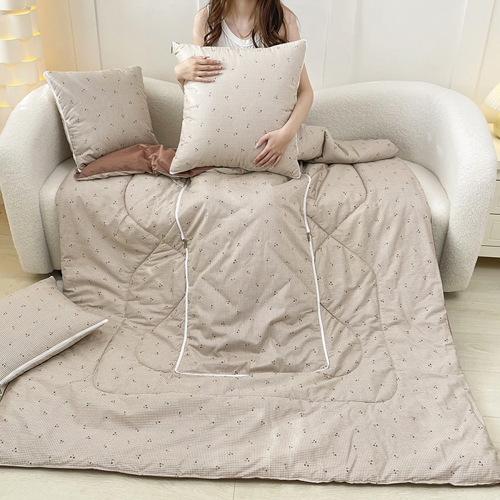 91家纺网 家纺一手货源 找家纺 番茄+ 2025新款13370全棉印花卡通抱枕被 樱桃格可可