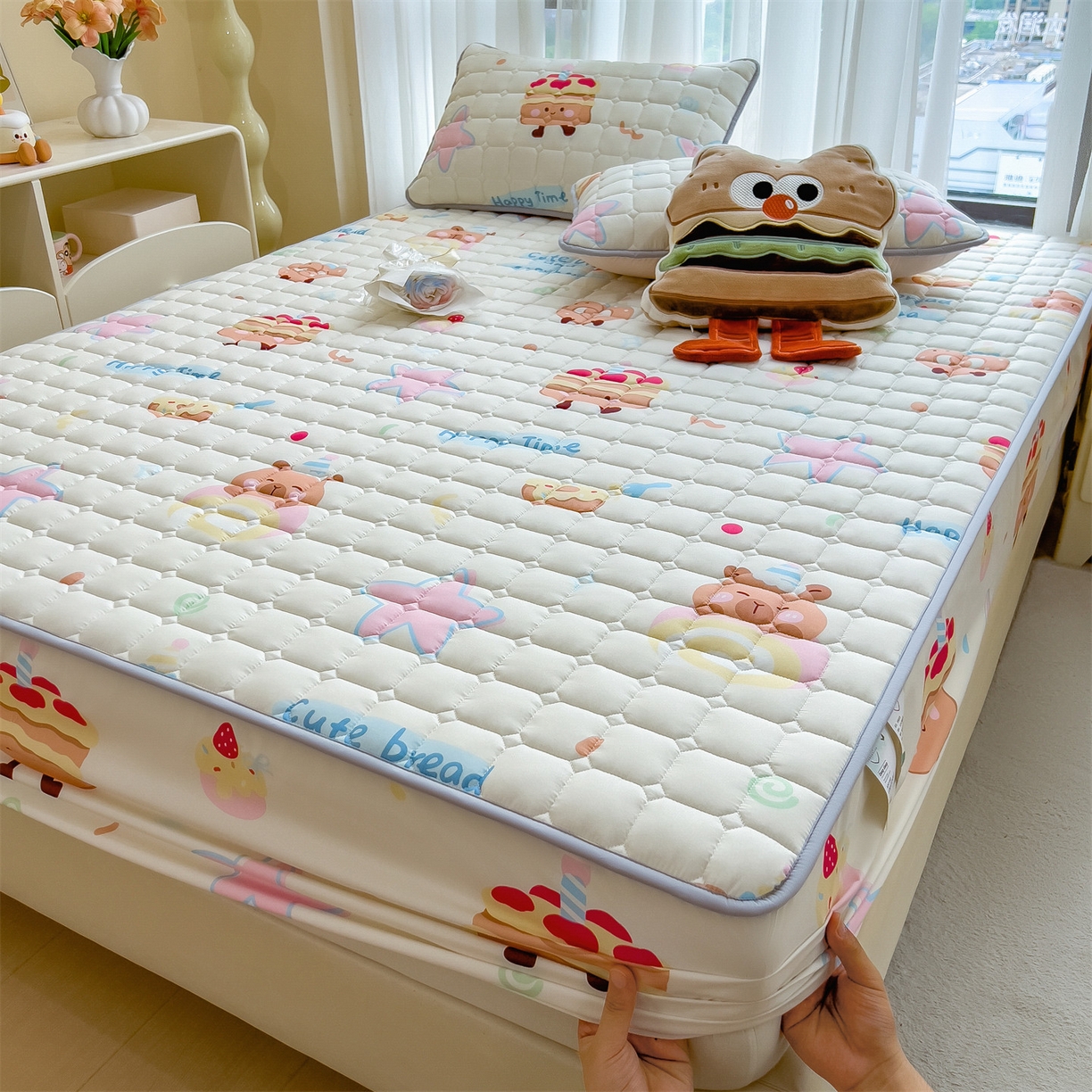 91家纺网 家纺一手货源 找家纺 雯豆家纺 2025四季款新品夹棉床笠三件套水洗棉磨毛小清新印花床垫保护套 卡皮宝贝