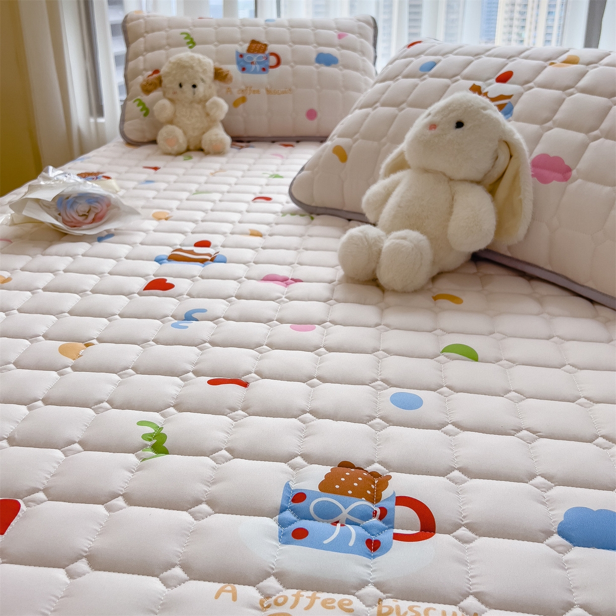 91家纺网 家纺一手货源 找家纺 雯豆家纺 2025四季款新品夹棉床笠三件套水洗棉磨毛小清新印花床垫保护套 甜甜心事