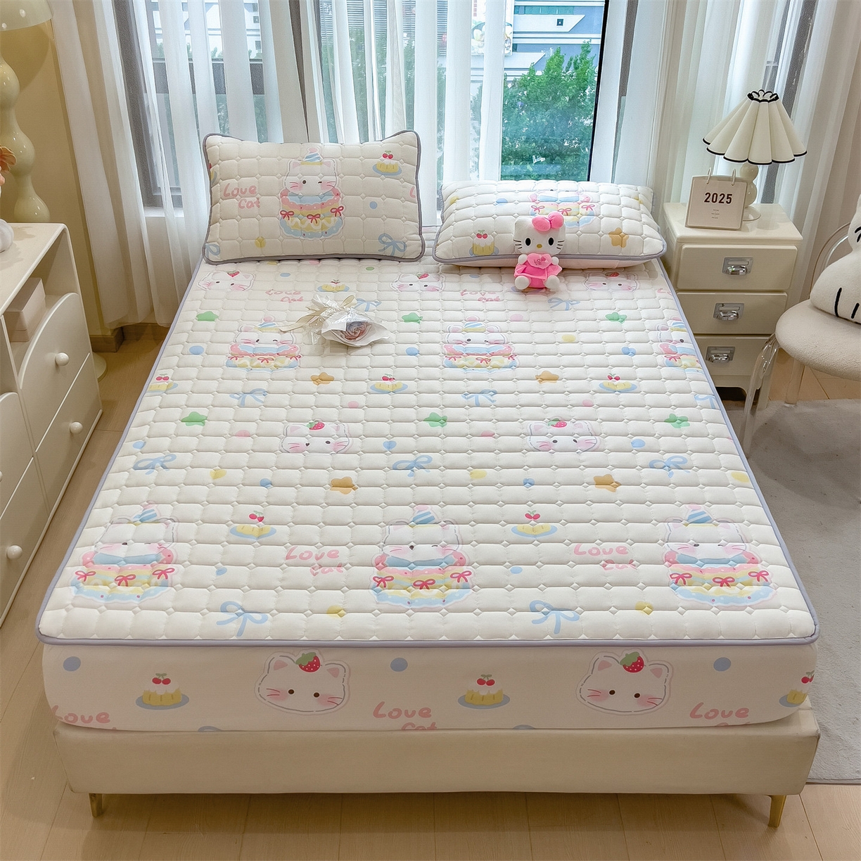 91家纺网 家纺一手货源 找家纺 雯豆家纺 2025四季款新品夹棉床笠三件套水洗棉磨毛小清新印花床垫保护套 嘟嘟猫