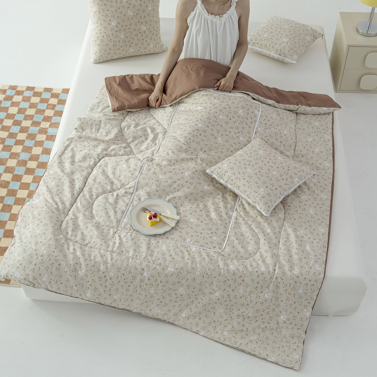 91家纺网 家纺一手货源 找家纺 番茄+ 2025新款13370全棉印花卡通抱枕被 咖啡兔