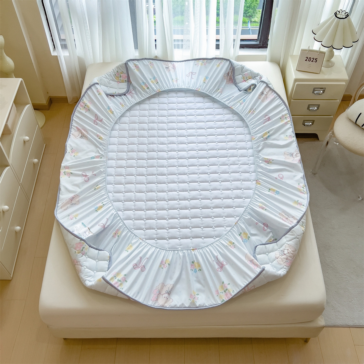 91家纺网 家纺一手货源 找家纺 雯豆家纺 2025四季款新品夹棉床笠三件套水洗棉磨毛小清新印花床垫保护套 布丁狗