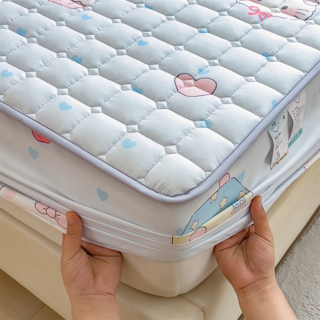 91家纺网 家纺一手货源 找家纺 雯豆家纺 2025四季款新品夹棉床笠三件套水洗棉磨毛小清新印花床垫保护套 假日猫咪