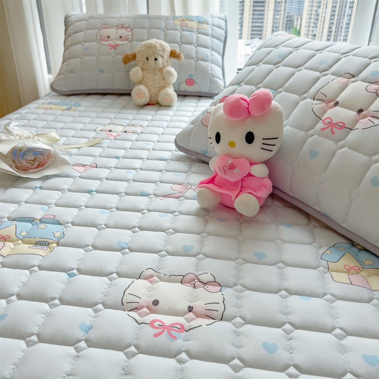 91家纺网 家纺一手货源 找家纺 雯豆家纺 2025四季款新品夹棉床笠三件套水洗棉磨毛小清新印花床垫保护套 假日猫咪