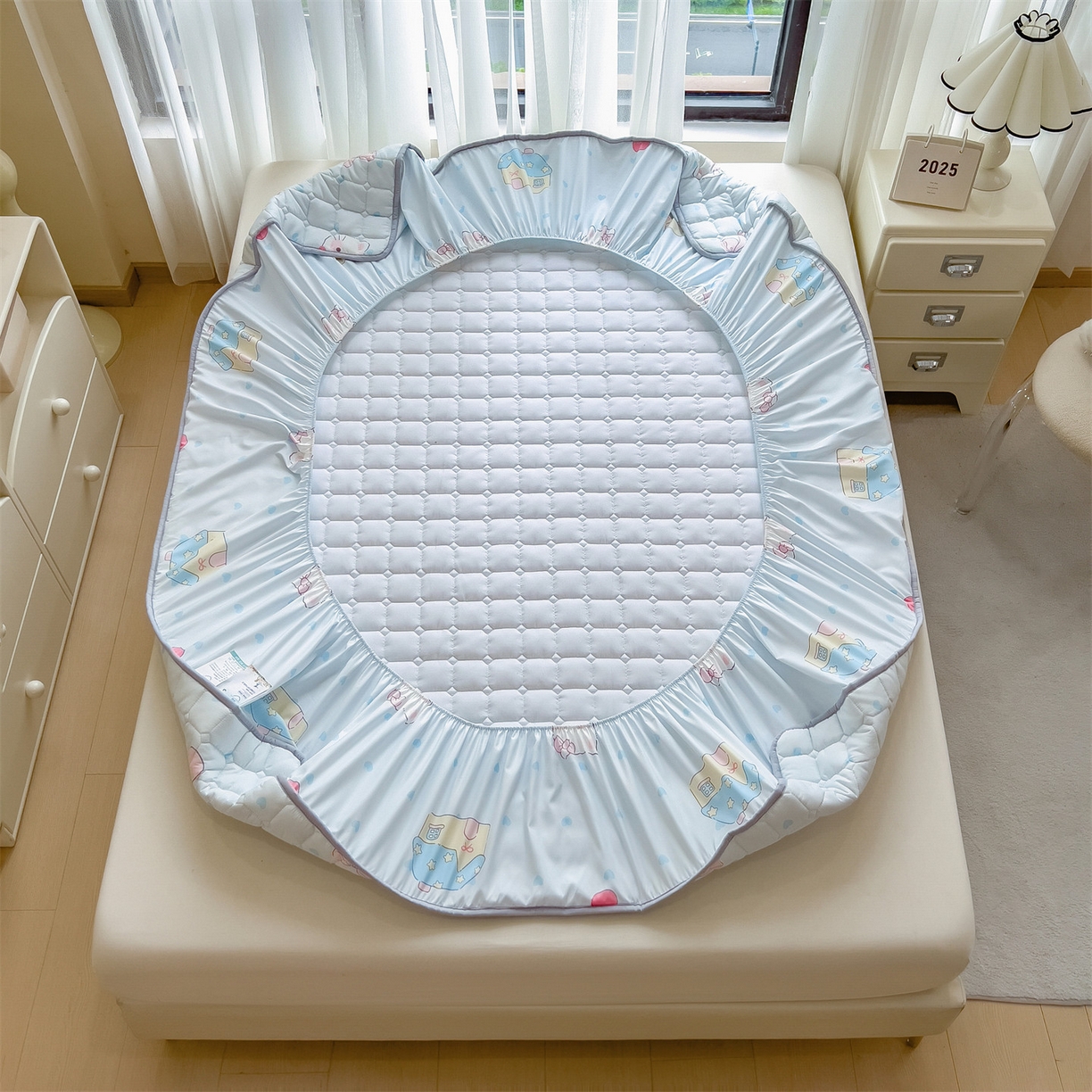 91家纺网 家纺一手货源 找家纺 雯豆家纺 2025四季款新品夹棉床笠三件套水洗棉磨毛小清新印花床垫保护套 假日猫咪