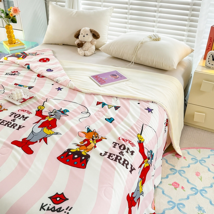 91家纺网 家纺一手货源 找家纺 彩象树家纺 2025新款猫和老鼠系列凉感夏被被子被芯 魔法时刻