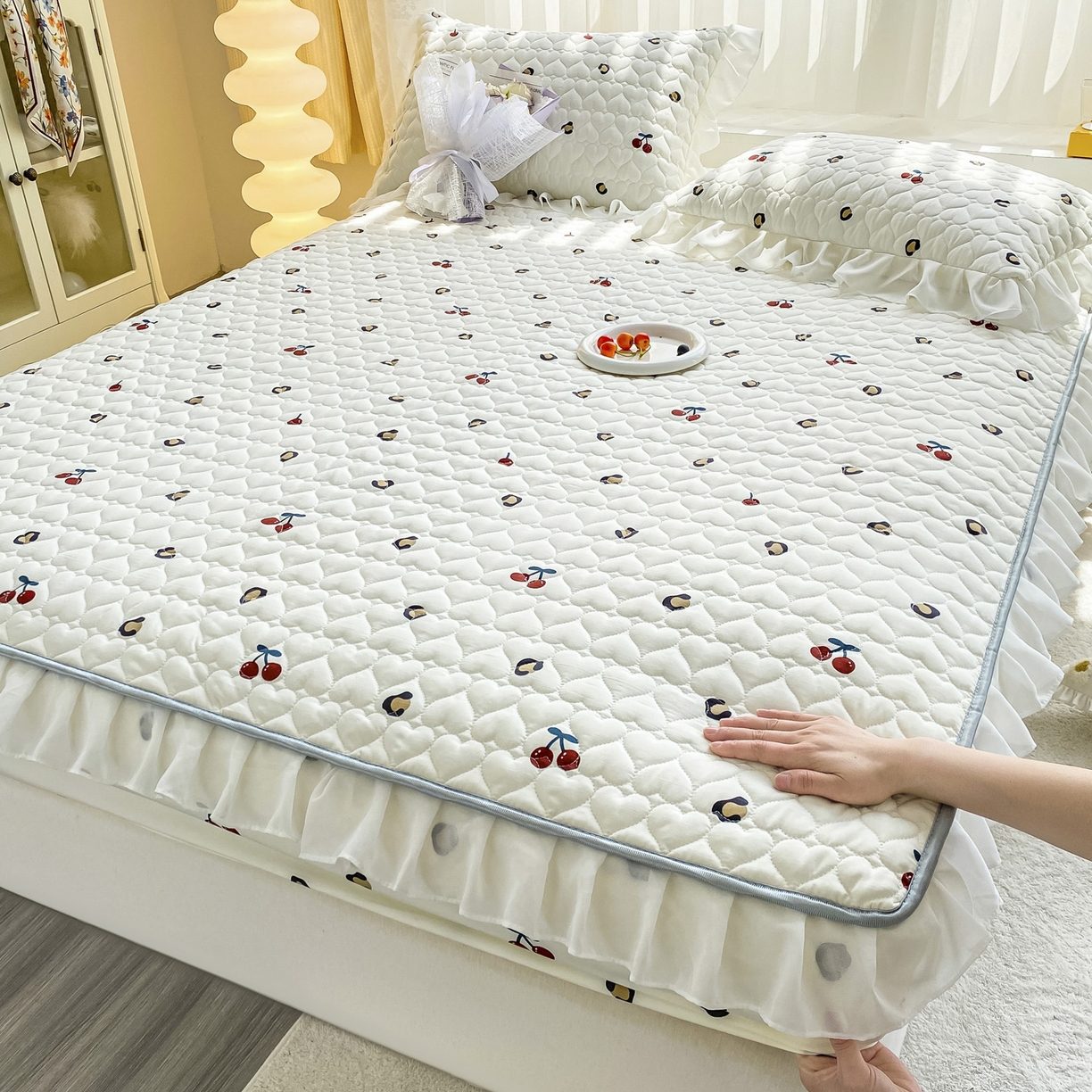 91家纺网 家纺一手货源 找家纺 眠势力 2025新款韩版花边夹棉床笠单件公主风四季款床垫保护套床罩 小樱桃