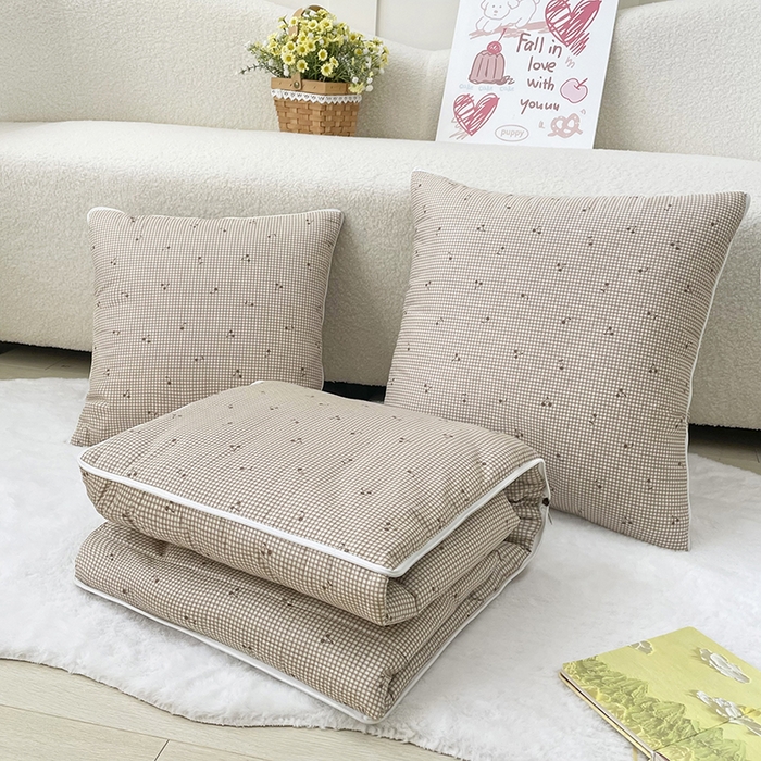 91家纺网 家纺一手货源 找家纺 番茄+ 2025新款13370全棉印花卡通抱枕被 樱桃格可可