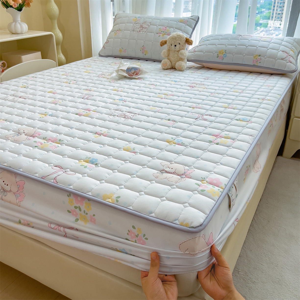 91家纺网 家纺一手货源 找家纺 雯豆家纺 2025四季款新品夹棉床笠三件套水洗棉磨毛小清新印花床垫保护套 布丁狗