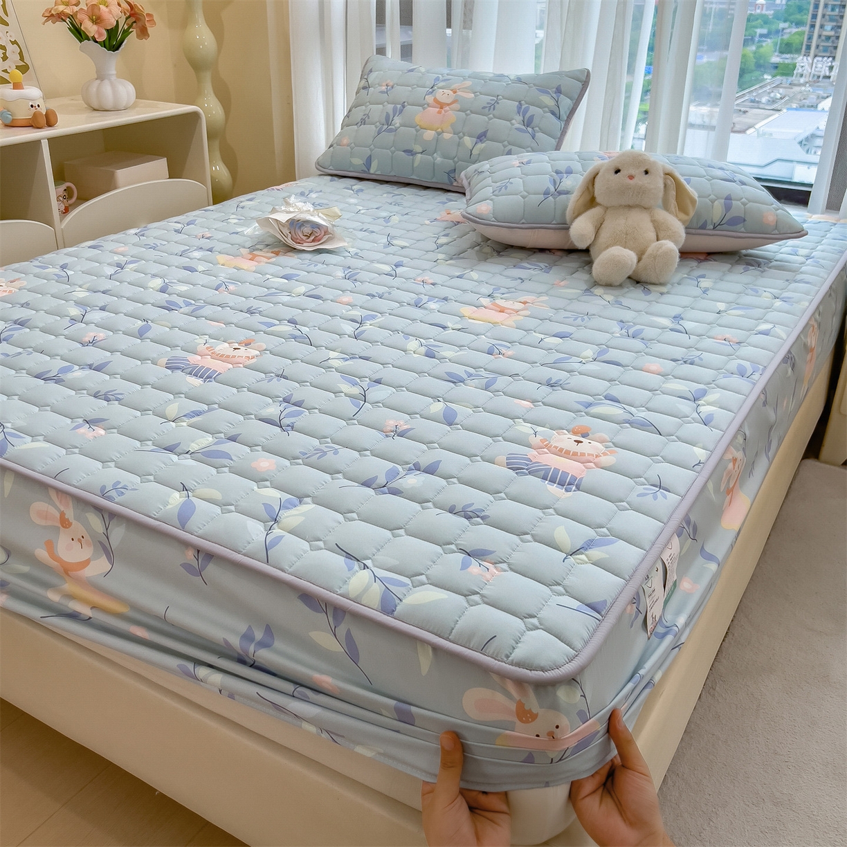 91家纺网 家纺一手货源 找家纺 雯豆家纺 2025四季款新品夹棉床笠三件套水洗棉磨毛小清新印花床垫保护套 半夏花语