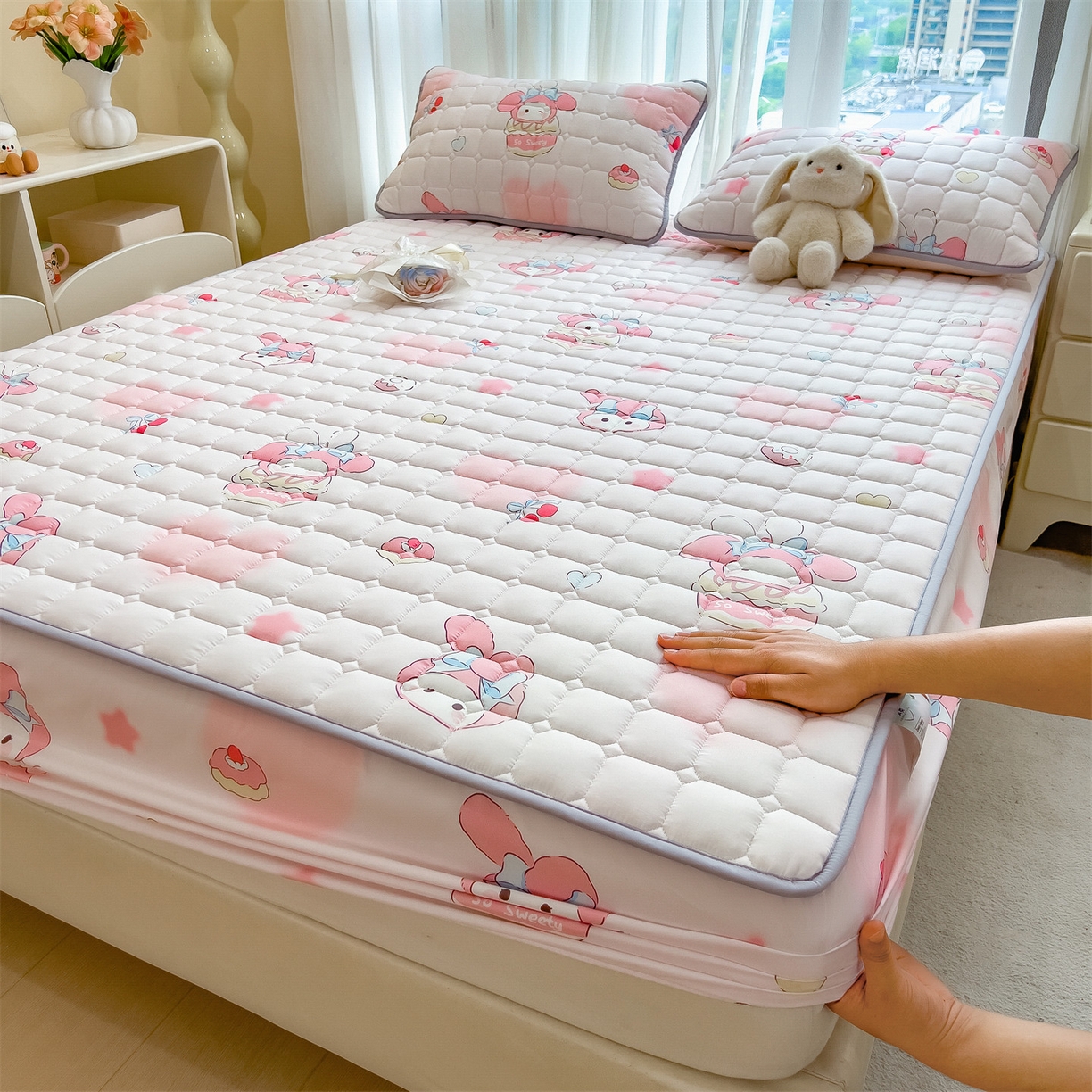 91家纺网 家纺一手货源 找家纺 雯豆家纺 2025四季款新品夹棉床笠三件套水洗棉磨毛小清新印花床垫保护套 可爱兔