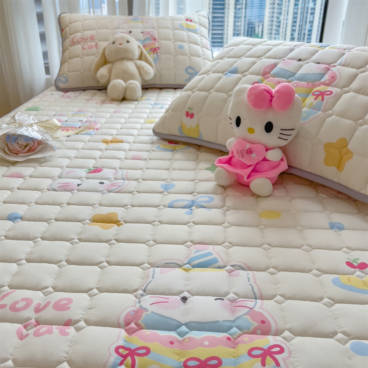 91家纺网 家纺一手货源 找家纺 雯豆家纺 2025四季款新品夹棉床笠三件套水洗棉磨毛小清新印花床垫保护套 嘟嘟猫