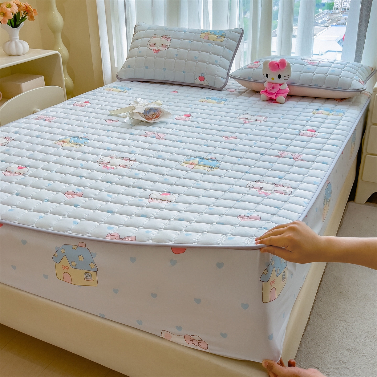 91家纺网 家纺一手货源 找家纺 雯豆家纺 2025四季款新品夹棉床笠三件套水洗棉磨毛小清新印花床垫保护套 假日猫咪