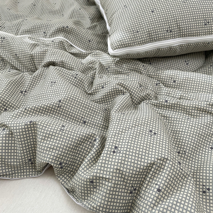 91家纺网 家纺一手货源 找家纺 番茄+ 2025新款13370全棉印花卡通抱枕被 樱桃格蓝