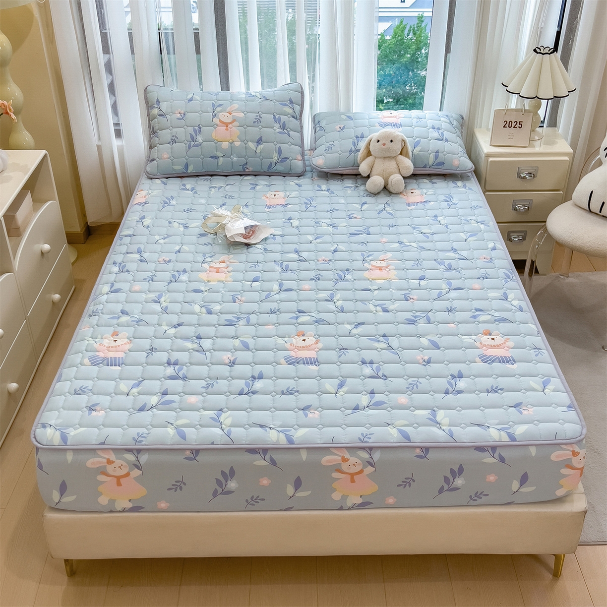 91家纺网 家纺一手货源 找家纺 雯豆家纺 2025四季款新品夹棉床笠三件套水洗棉磨毛小清新印花床垫保护套 半夏花语