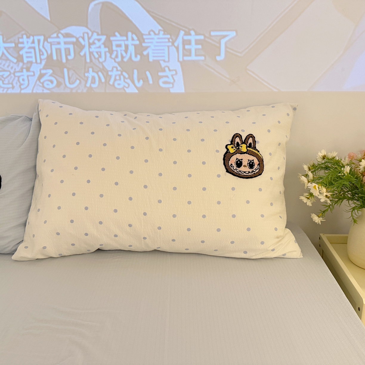 91家纺网 家纺一手货源 找家纺 罗亿家纺 2025新款云感双层纱卡通毛巾绣四件套（拉布布系列场景一） 可爱布布-蓝波点