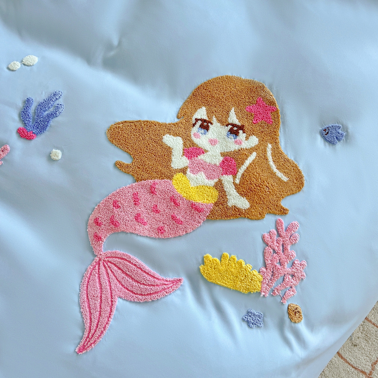 91家纺网 家纺一手货源 找家纺 雨菲家纺 2025新款学生季水洗棉毛巾绣花荷叶花边三件套四件套床单床笠款 美人鱼蓝