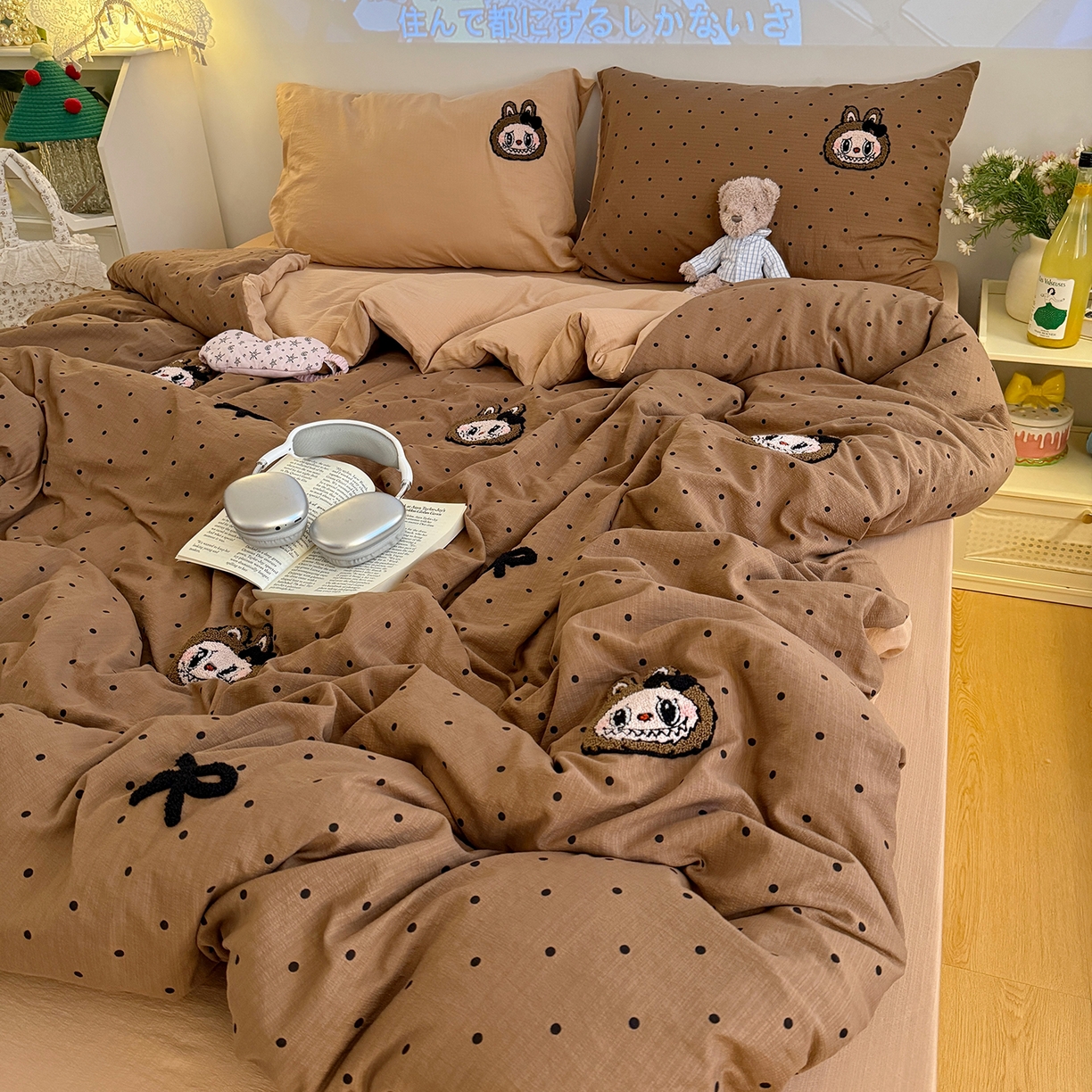 91家纺网 家纺一手货源 找家纺 罗亿家纺 2025新款云感双层纱卡通毛巾绣四件套（拉布布系列场景一） 蝴蝶结小布-咖色