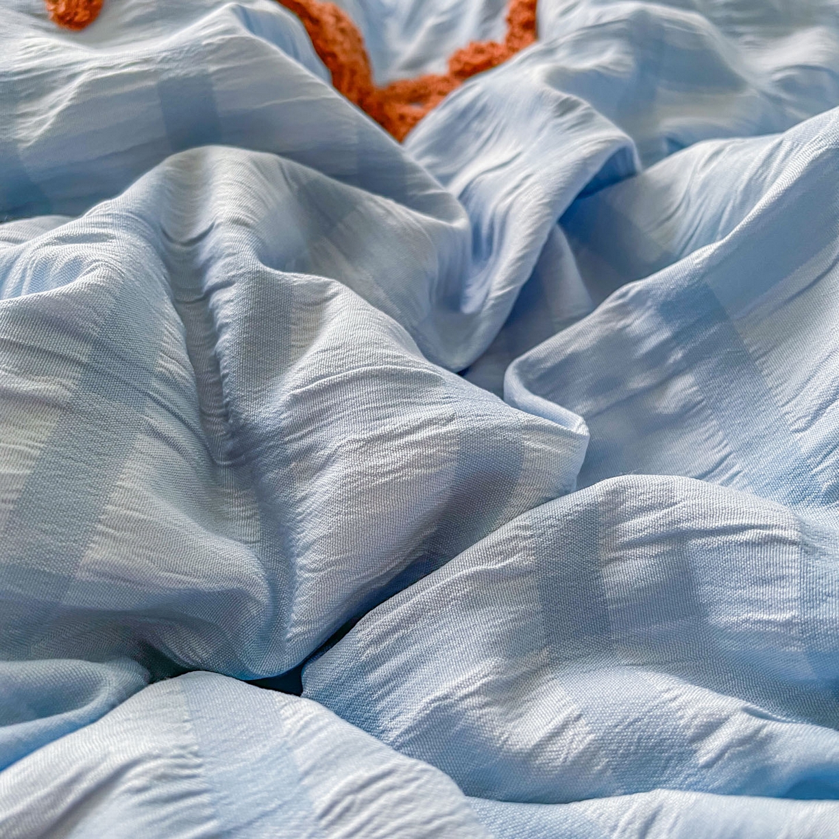 91家纺网 家纺一手货源 找家纺 千希家纺 2025新款高克重超柔泡泡纱毛巾绣泡芙精灵系列四件套 泡芙精灵-天空蓝