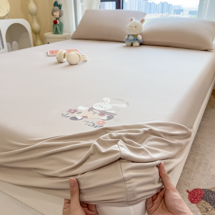 91家纺网 家纺一手货源 找家纺 米菲 2025新款高密针织棉印花床笠-梦幻 梦幻--卡其色