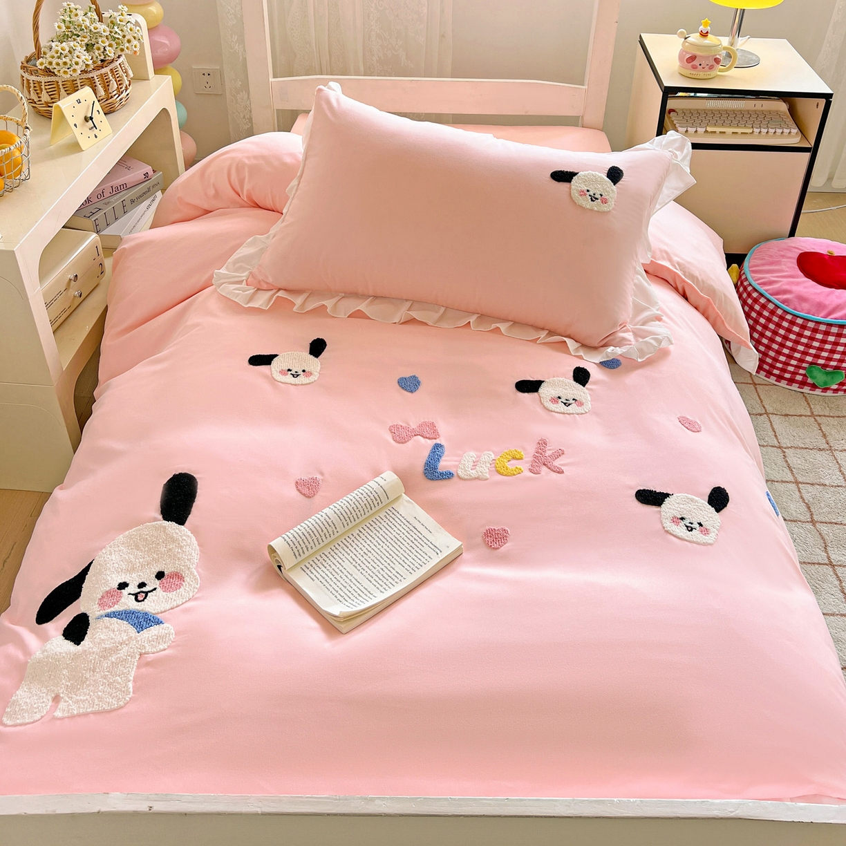 91家纺网 家纺一手货源 找家纺 雨菲家纺 2025新款学生季水洗棉毛巾绣花荷叶花边三件套四件套床单床笠款 开心狗粉