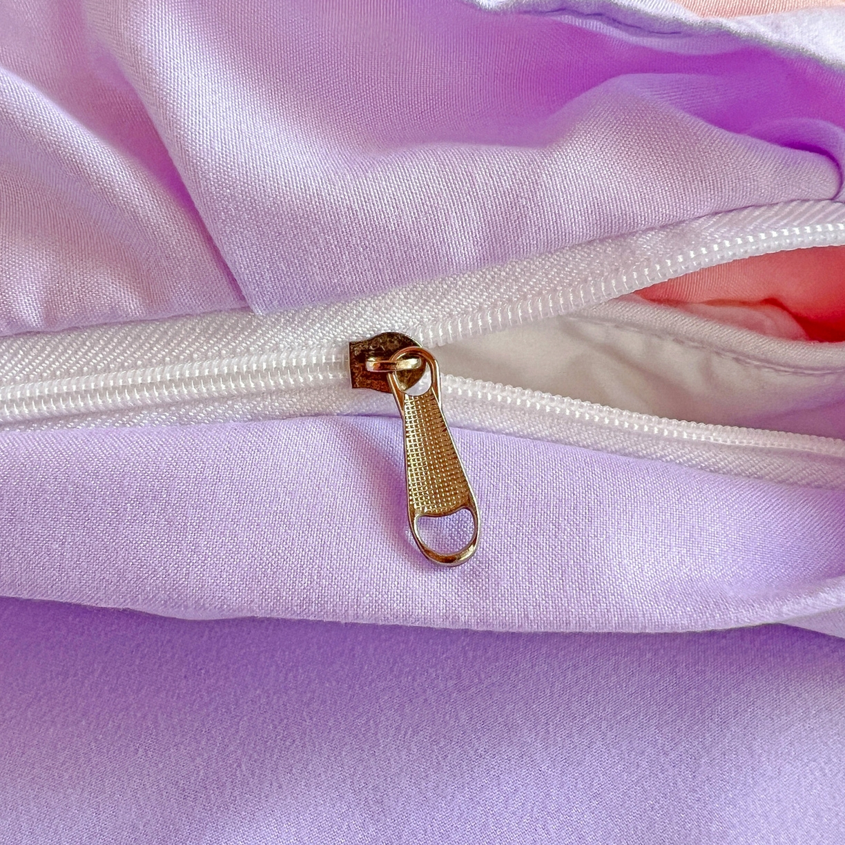 91家纺网 家纺一手货源 找家纺 雨菲家纺 2025新款学生季水洗棉毛巾绣花荷叶花边三件套四件套床单床笠款 米米兔粉紫