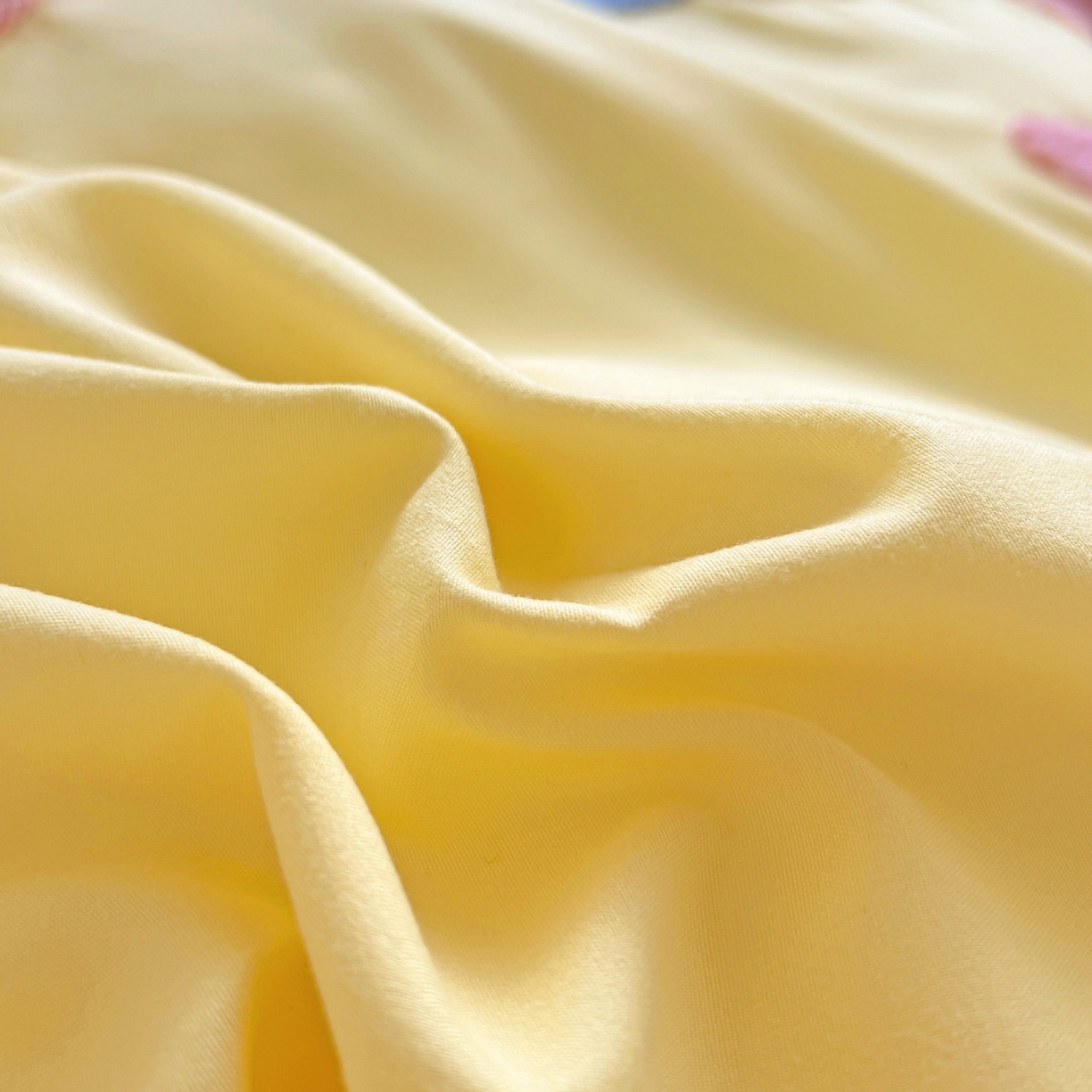 91家纺网 家纺一手货源 找家纺 雨菲家纺 2025新款学生季水洗棉毛巾绣花荷叶花边三件套四件套床单床笠款 开心狗黄