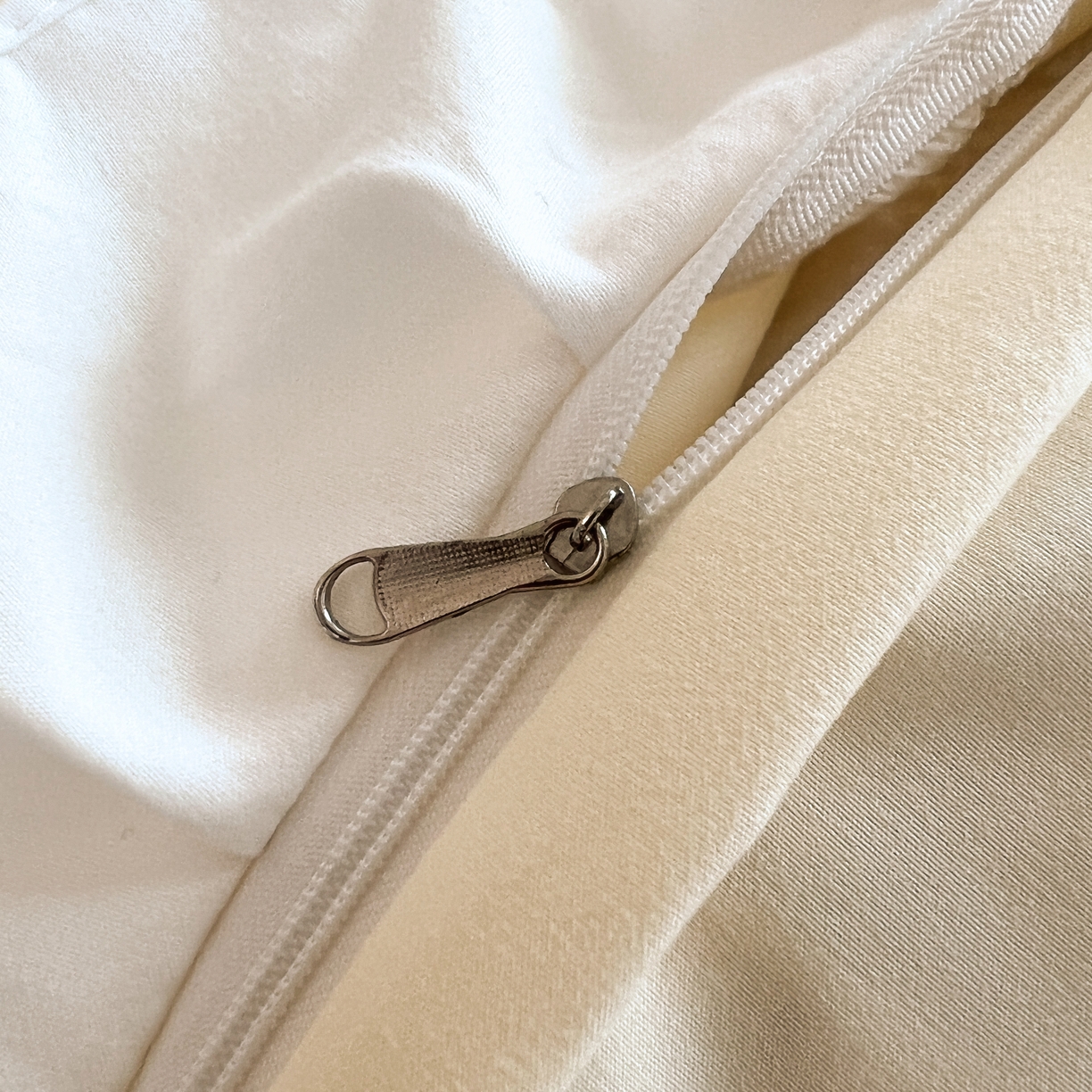 91家纺网 家纺一手货源 找家纺 雨菲家纺 2025新款学生季水洗棉毛巾绣花荷叶花边三件套四件套床单床笠款 米米兔杏