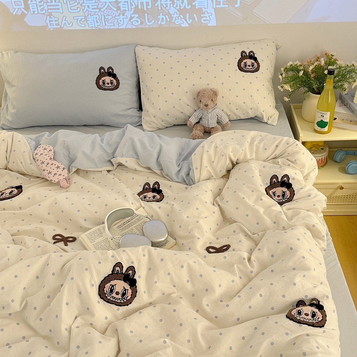 91家纺网 家纺一手货源 找家纺 罗亿家纺 2025新款云感双层纱卡通毛巾绣四件套（拉布布系列场景一） 蝴蝶结小布-奶蓝