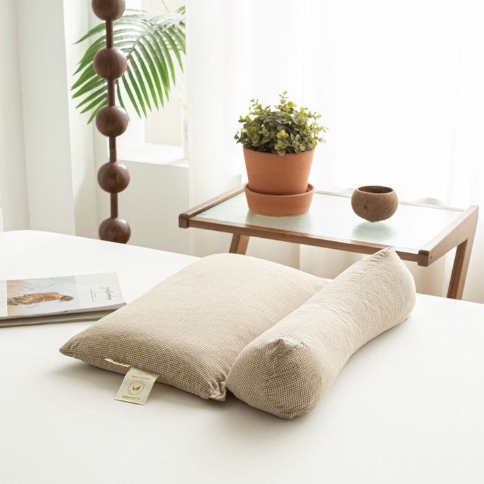 91家纺网 家纺一手货源 找家纺 萌番宝 2025新款A类水洗棉全棉三角方格二合一组合荞麦枕头草本清香荞麦腰枕 卡其色三角46*16+方枕46*28