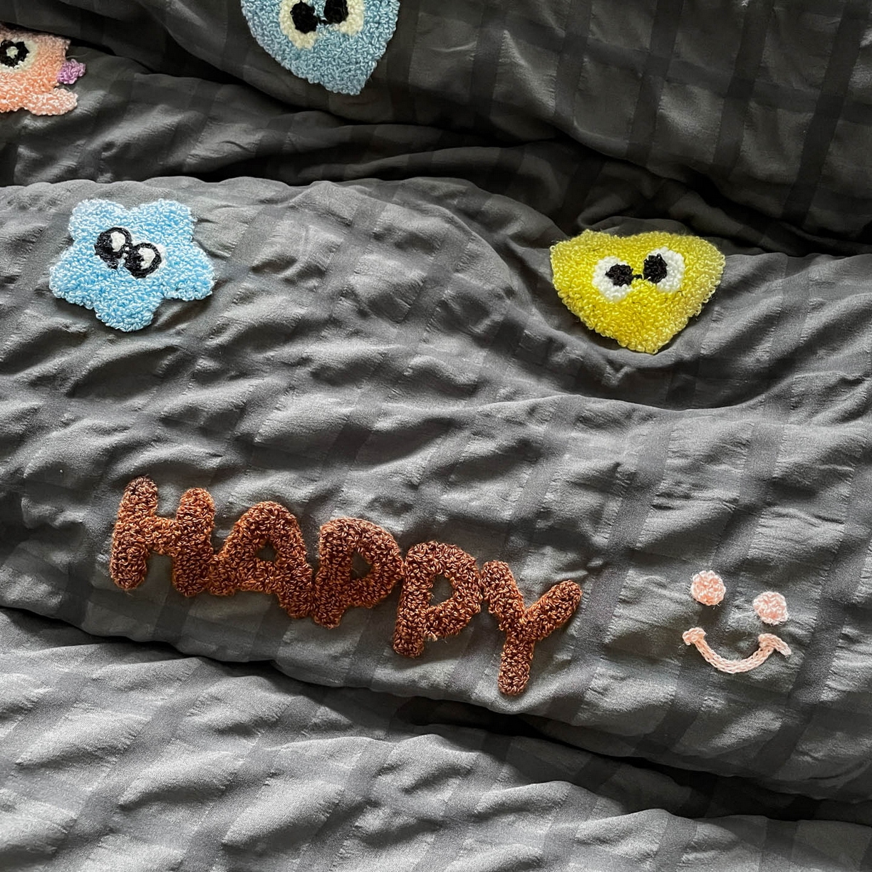 91家纺网 家纺一手货源 找家纺 千希家纺 2025新款高克重超柔泡泡纱毛巾绣泡芙精灵系列四件套 泡芙精灵-绅士灰