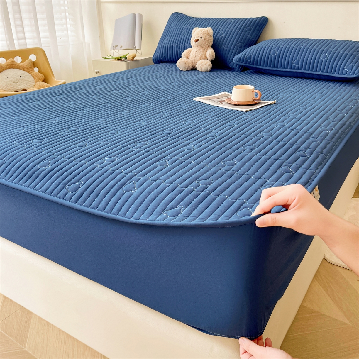 91家纺网 家纺一手货源 找家纺 雯豆家纺 2025新款洛川A类防水夹棉床笠三件套水洗棉磨毛床单保护套 洛川-黛蓝