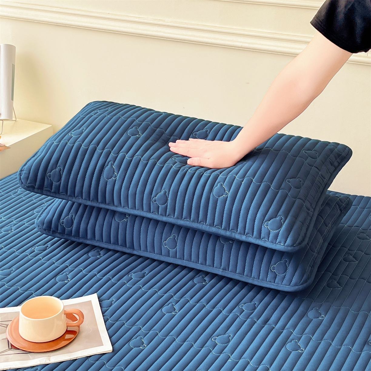 91家纺网 家纺一手货源 找家纺 雯豆家纺 2025新款洛川A类防水夹棉床笠三件套水洗棉磨毛床单保护套 洛川-黛蓝