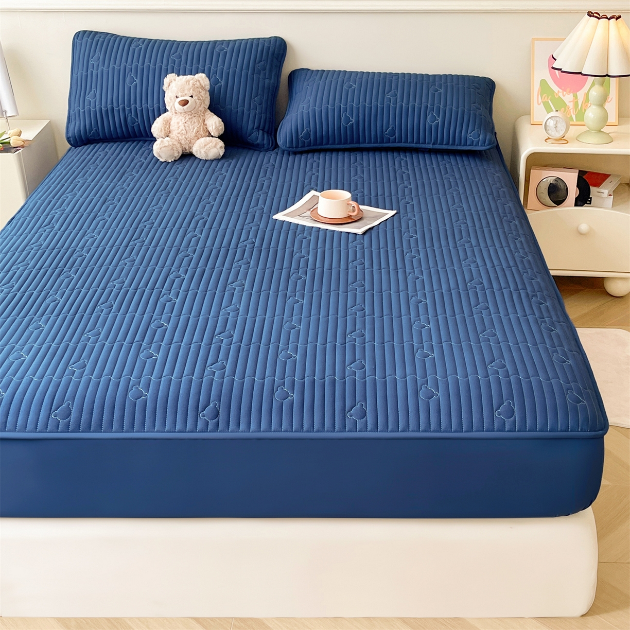 91家纺网 家纺一手货源 找家纺 雯豆家纺 2025新款洛川A类防水夹棉床笠三件套水洗棉磨毛床单保护套 洛川-黛蓝