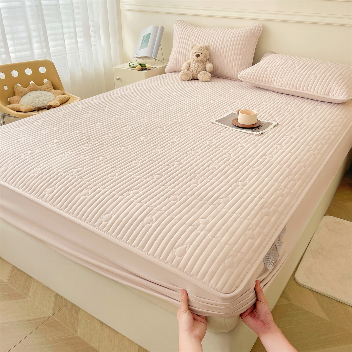 91家纺网 家纺一手货源 找家纺 雯豆家纺 2025新款洛川A类防水夹棉床笠三件套水洗棉磨毛床单保护套 洛川-奶咖