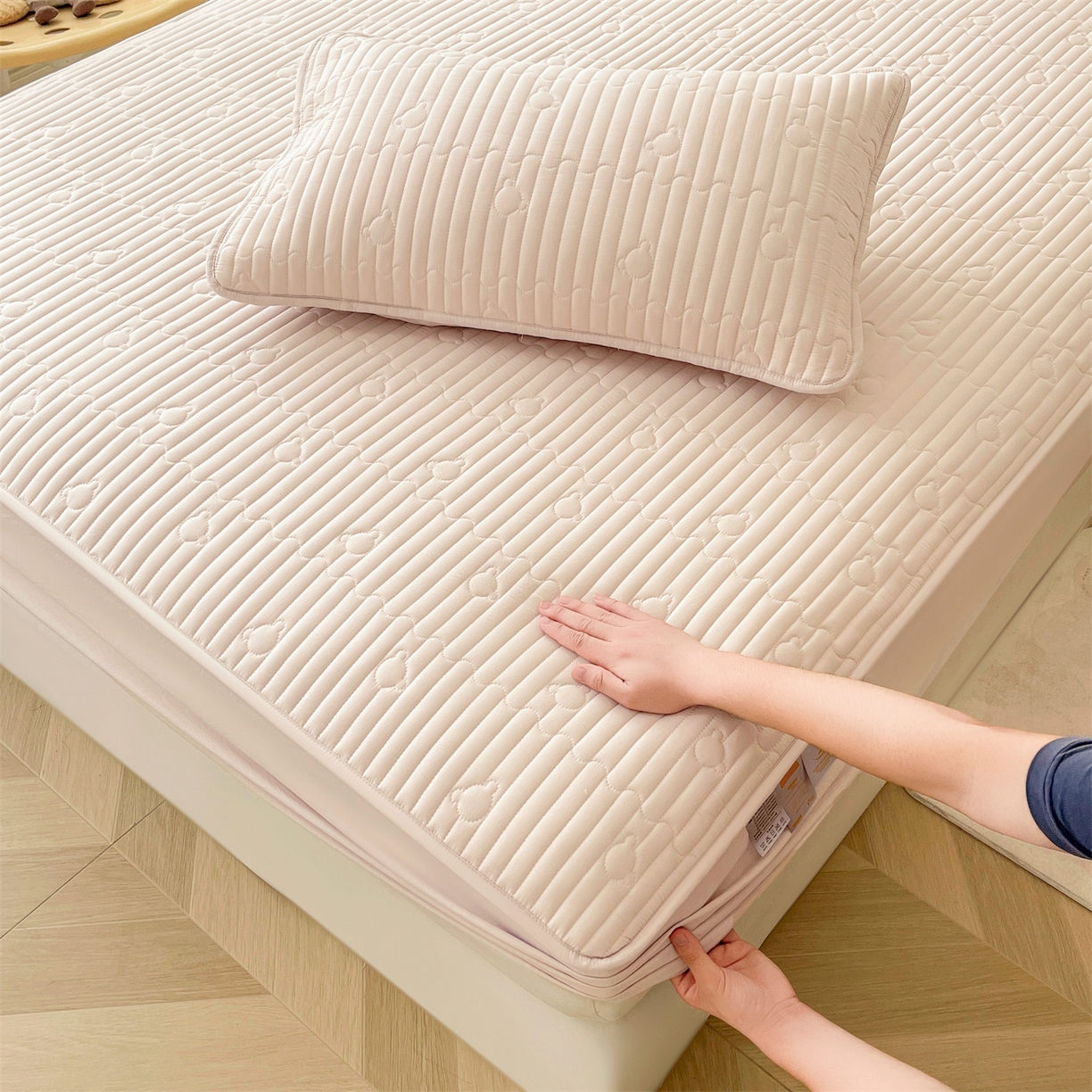 91家纺网 家纺一手货源 找家纺 雯豆家纺 2025新款洛川A类防水夹棉床笠三件套水洗棉磨毛床单保护套 洛川-奶咖