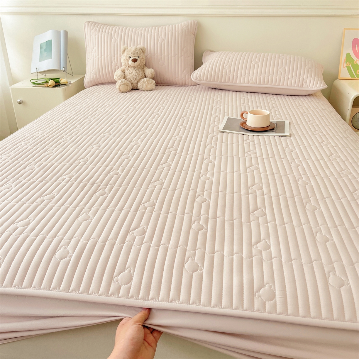 91家纺网 家纺一手货源 找家纺 雯豆家纺 2025新款洛川A类防水夹棉床笠三件套水洗棉磨毛床单保护套 洛川-奶咖