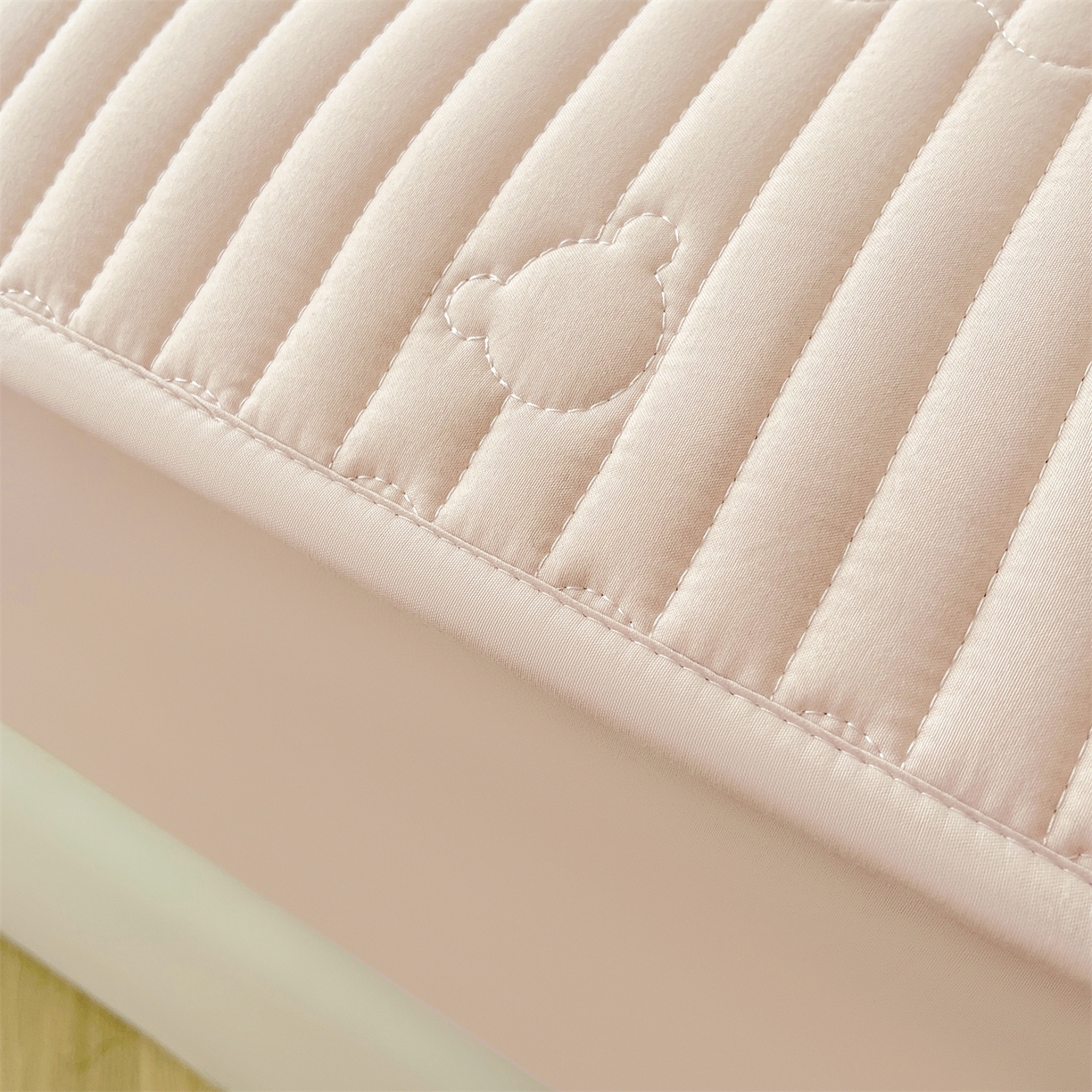 91家纺网 家纺一手货源 找家纺 雯豆家纺 2025新款洛川A类防水夹棉床笠三件套水洗棉磨毛床单保护套 洛川-奶咖